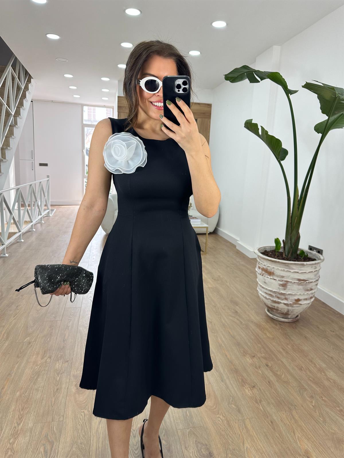 Gül Broşlu Kolsuz Elbise