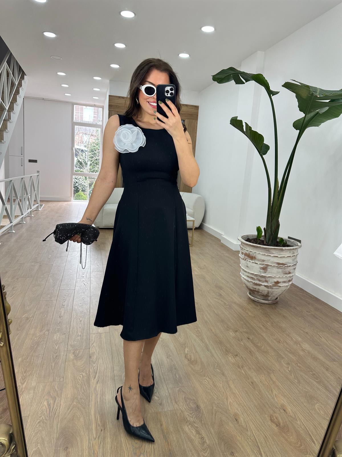 Gül Broşlu Kolsuz Elbise