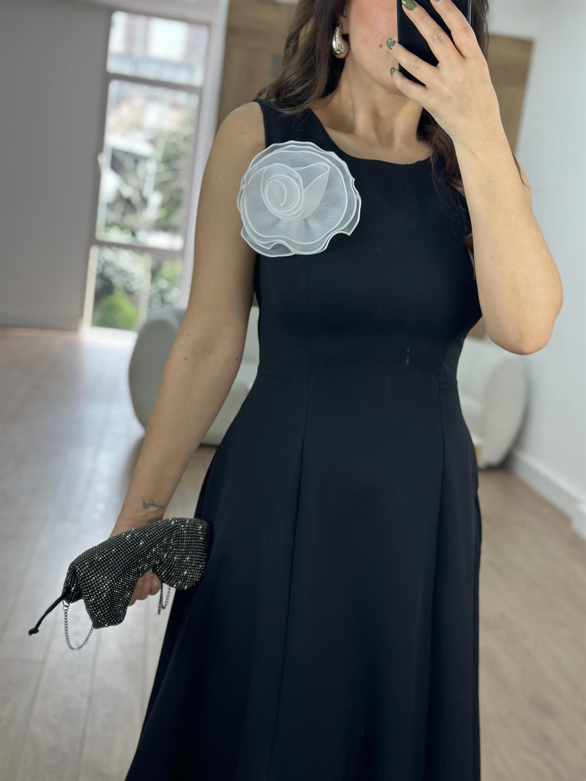 Gül Broşlu Kolsuz Elbise