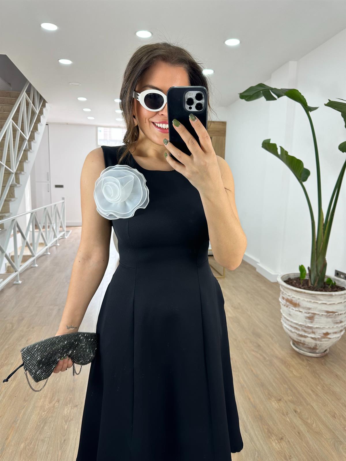 Gül Broşlu Kolsuz Elbise