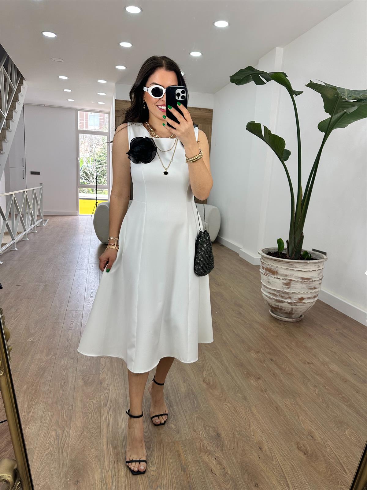 Gül Broşlu Kolsuz Elbise-Beyaz