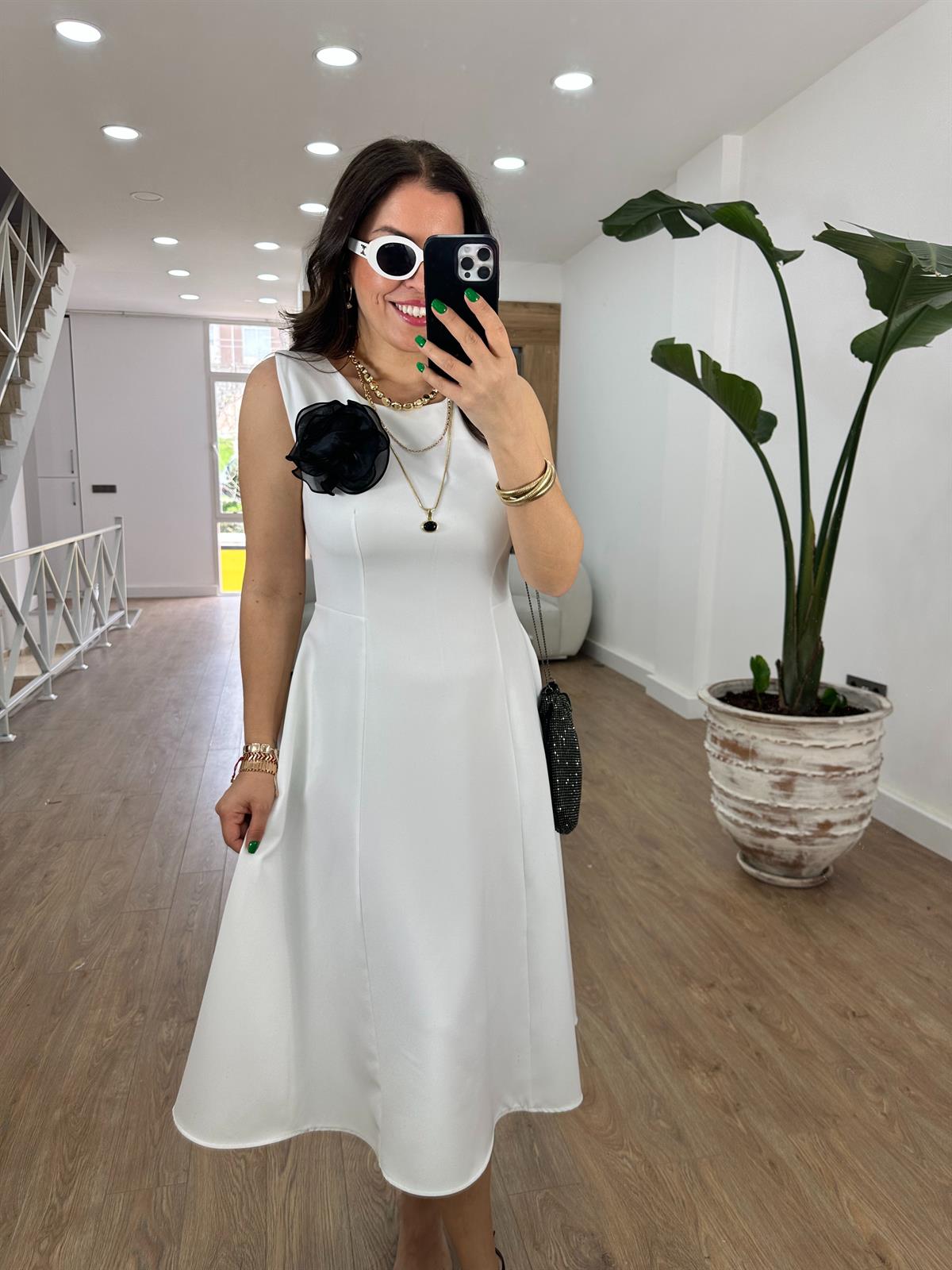 Gül Broşlu Kolsuz Elbise-Beyaz