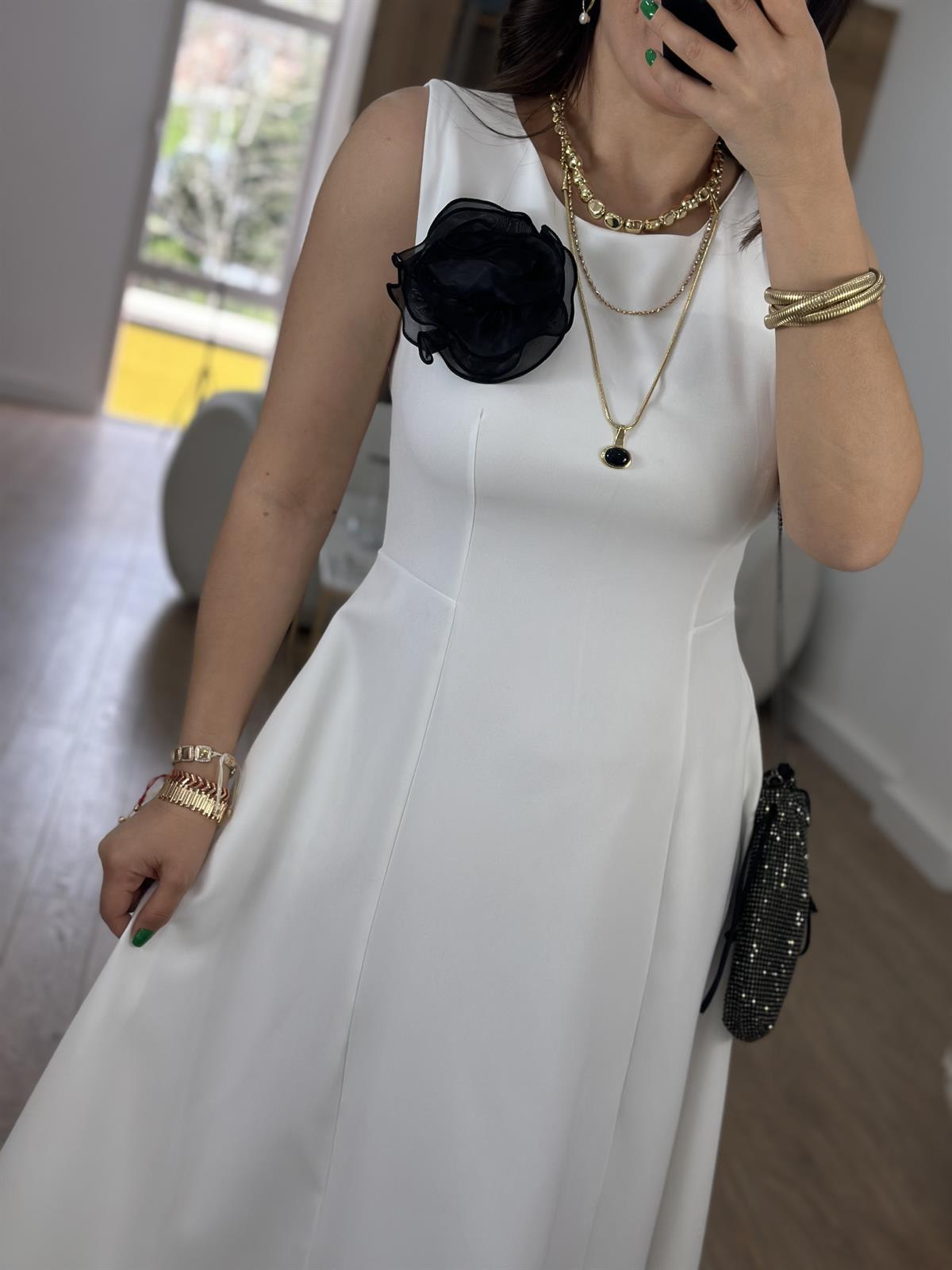 Gül Broşlu Kolsuz Elbise-Beyaz