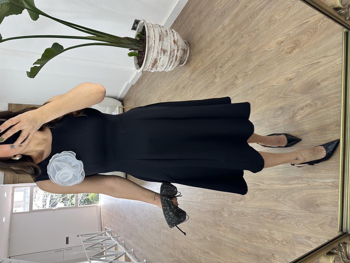 Gül Broşlu Kolsuz Elbise