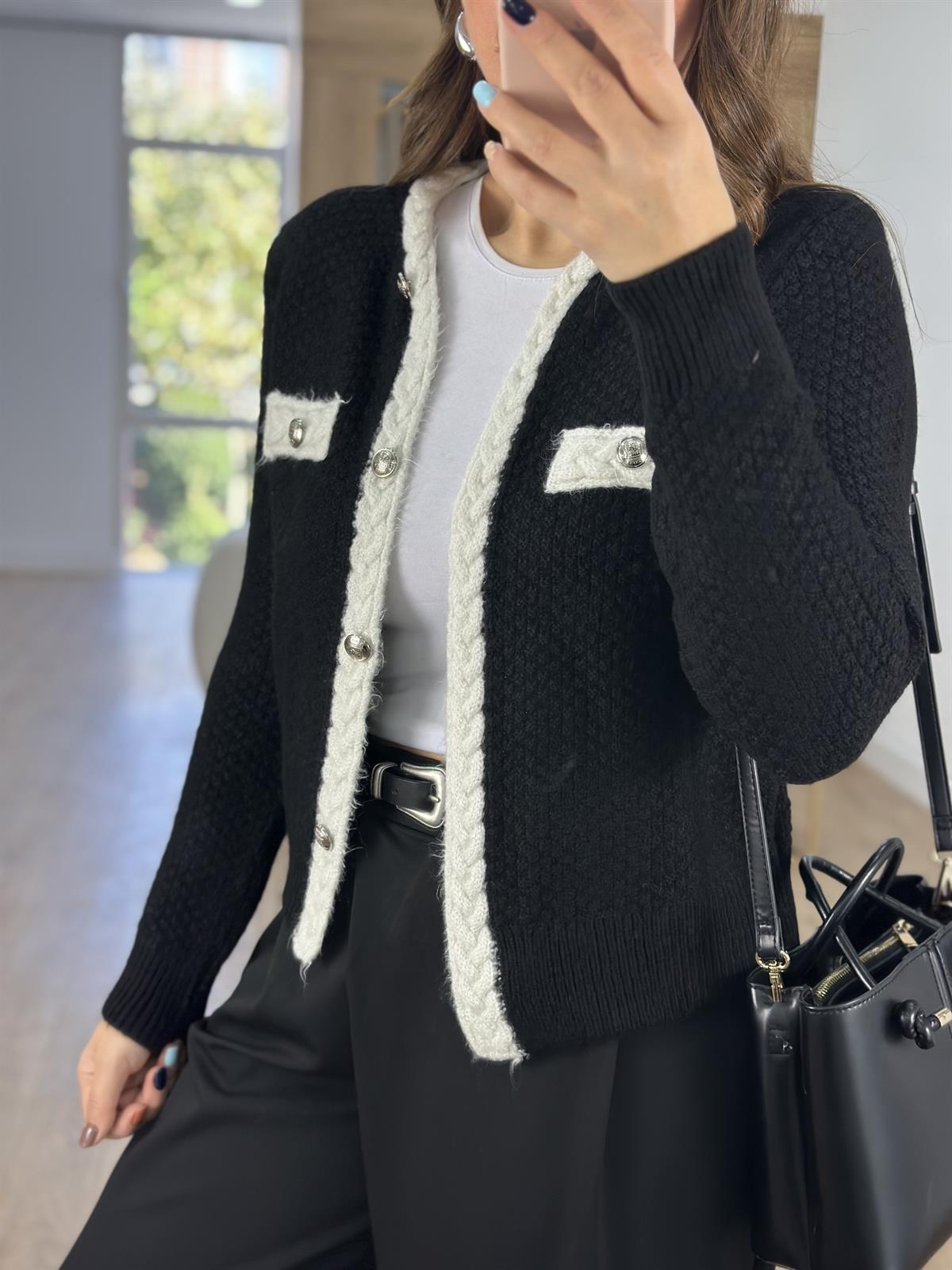 Gümüş Düğmeli Örgü Detaylı Siyah Hırka