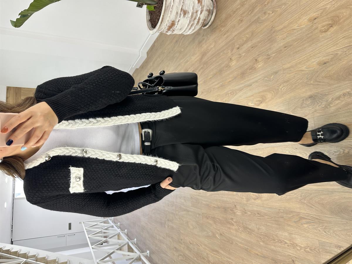 Gümüş Düğmeli Örgü Detaylı Siyah Hırka