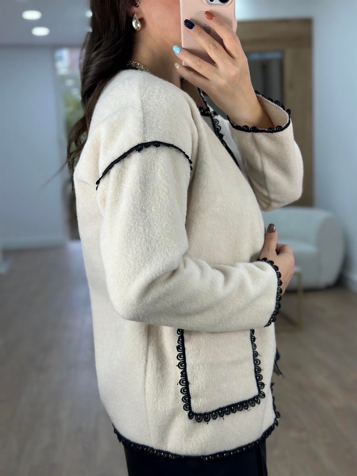 Güpür Detaylı Kaşe Ceket-Ekru