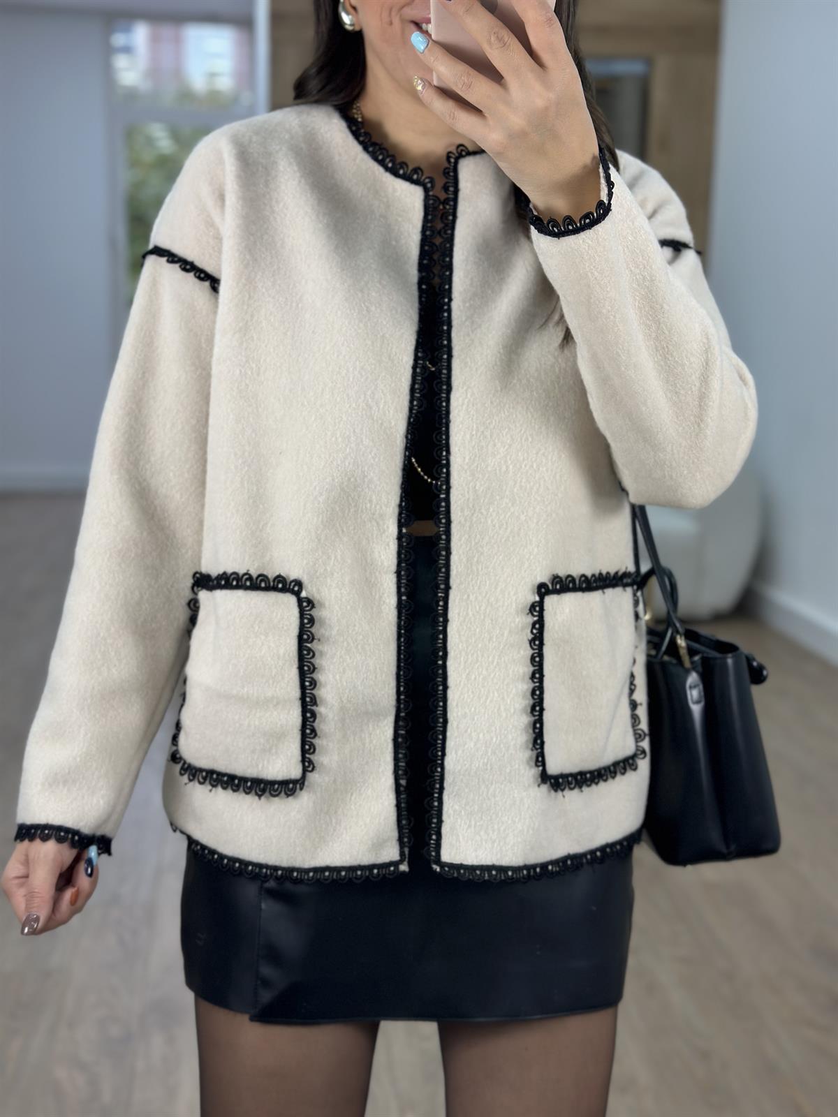 Güpür Detaylı Kaşe Ceket-Ekru