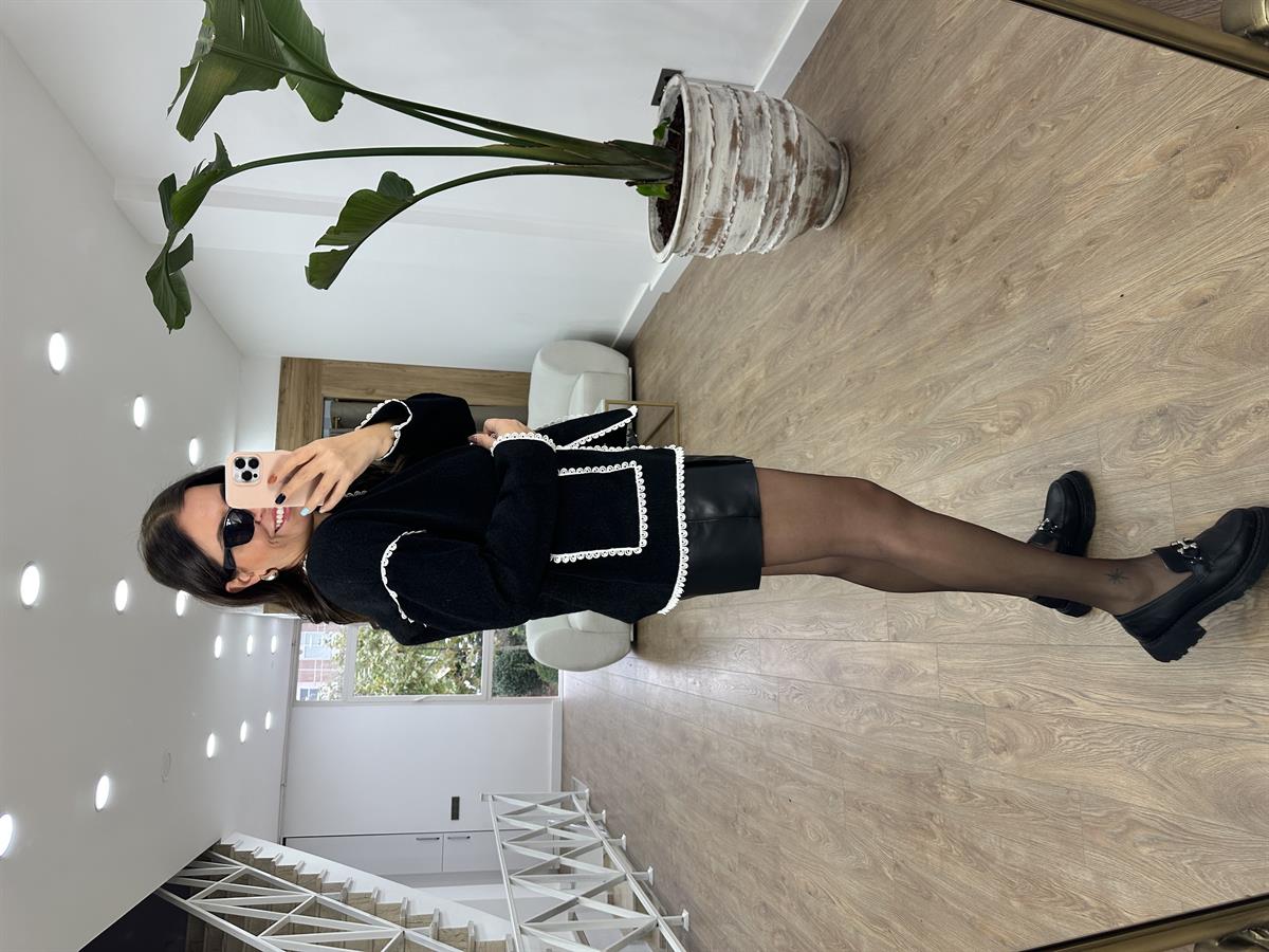 Güpür Detaylı Kaşe Ceket-Siyah