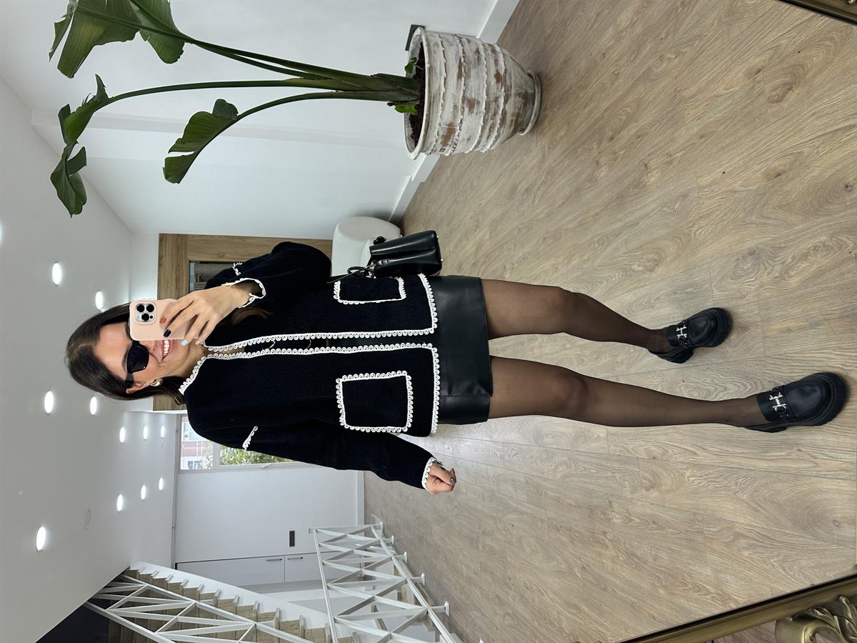 Güpür Detaylı Kaşe Ceket-Siyah