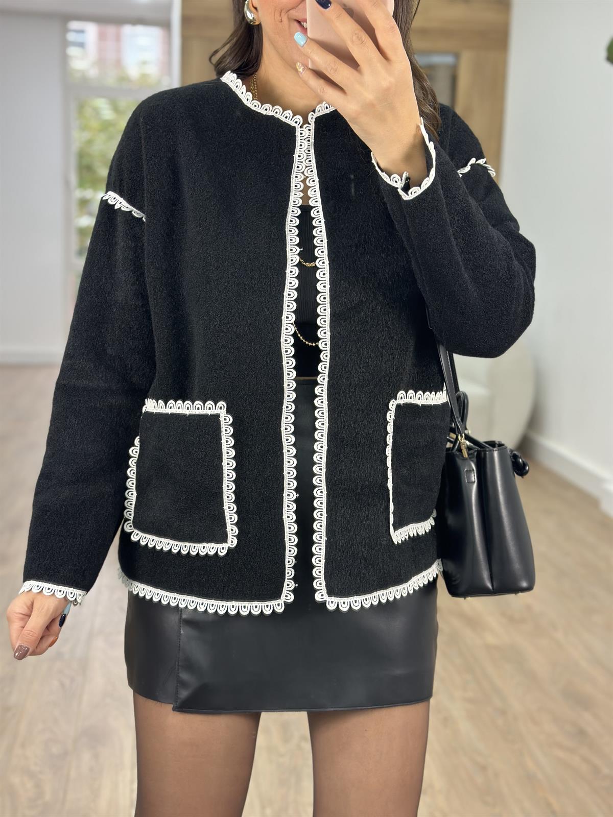 Güpür Detaylı Kaşe Ceket-Siyah