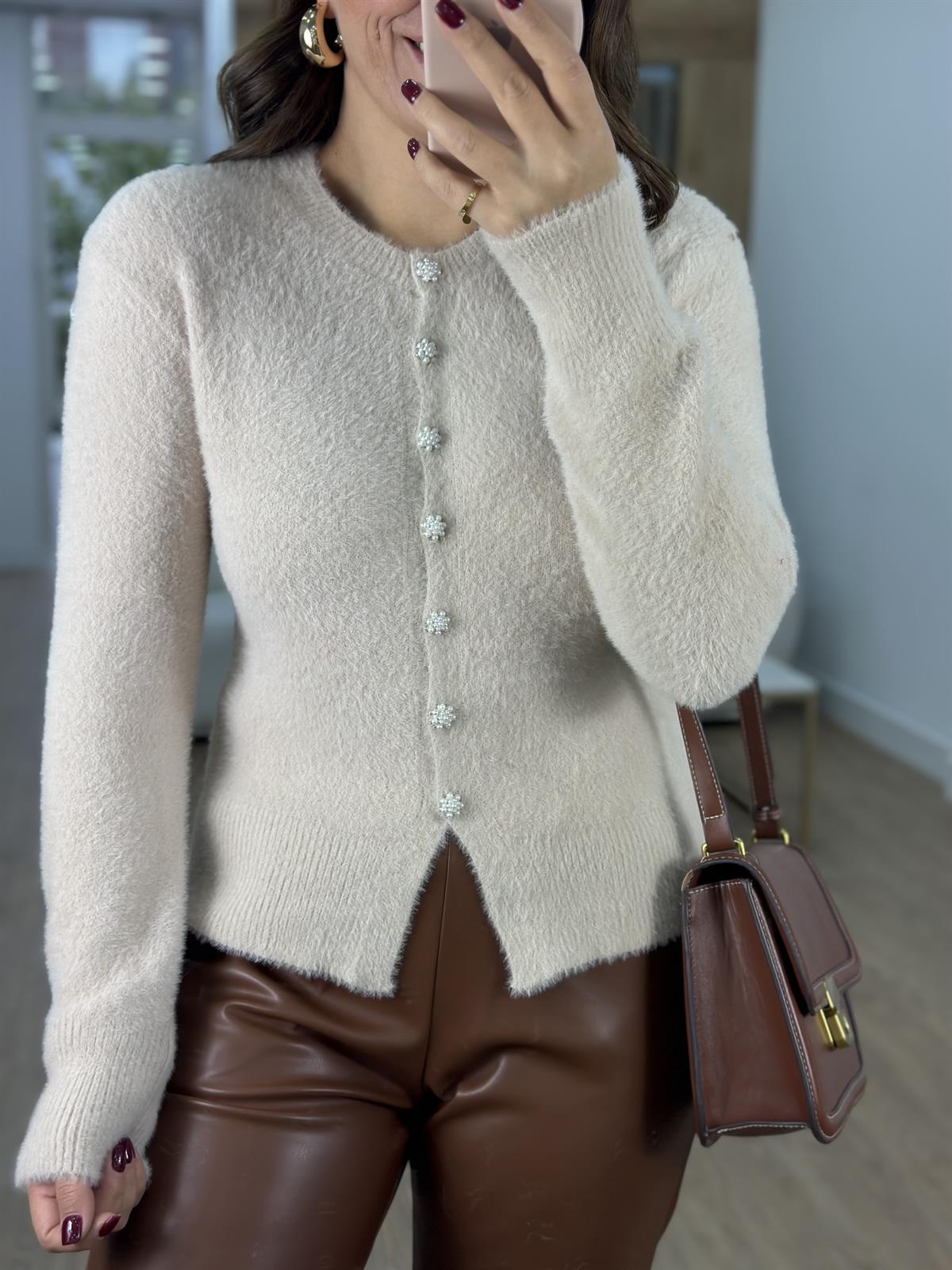 İnci Düğmeli Tüylü Yumoş Hırka-Bej