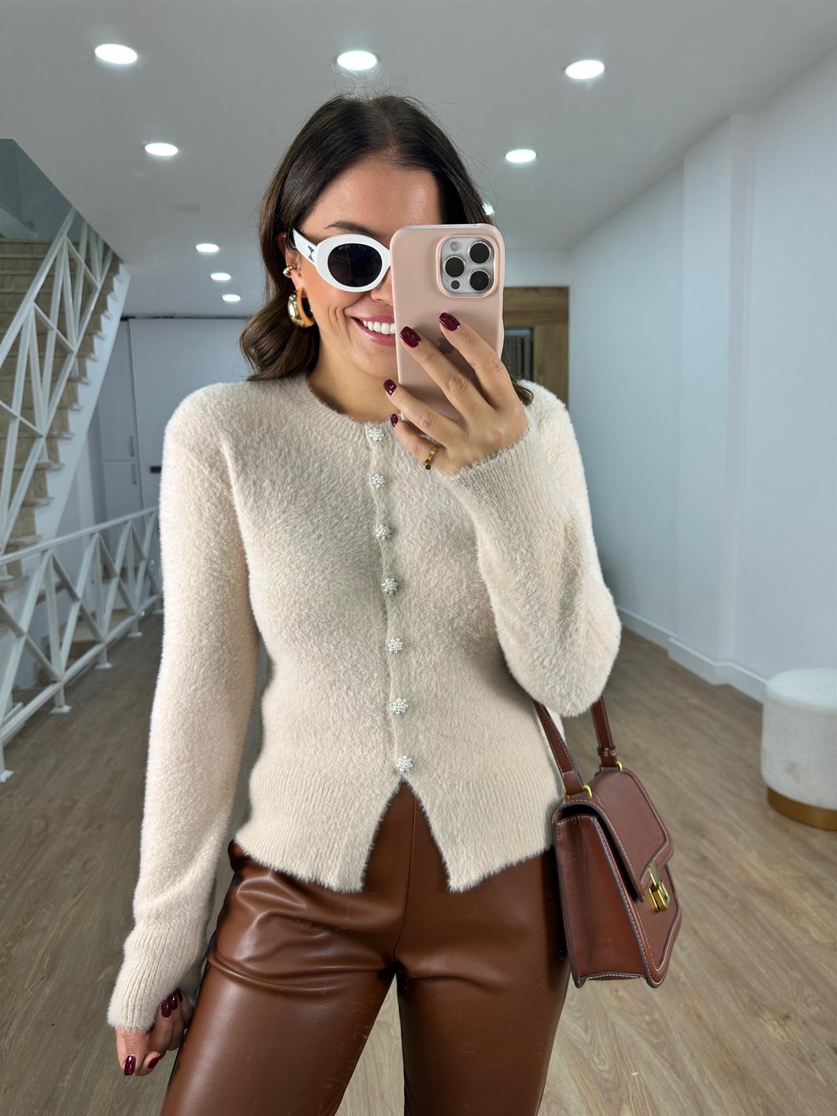 İnci Düğmeli Tüylü Yumoş Hırka-Bej