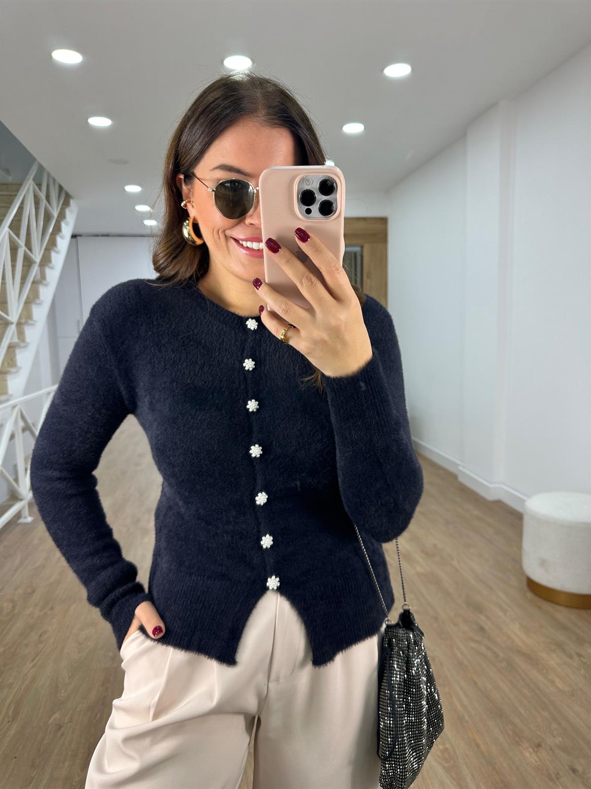 İnci Düğmeli Tüylü Yumoş Hırka-Siyah