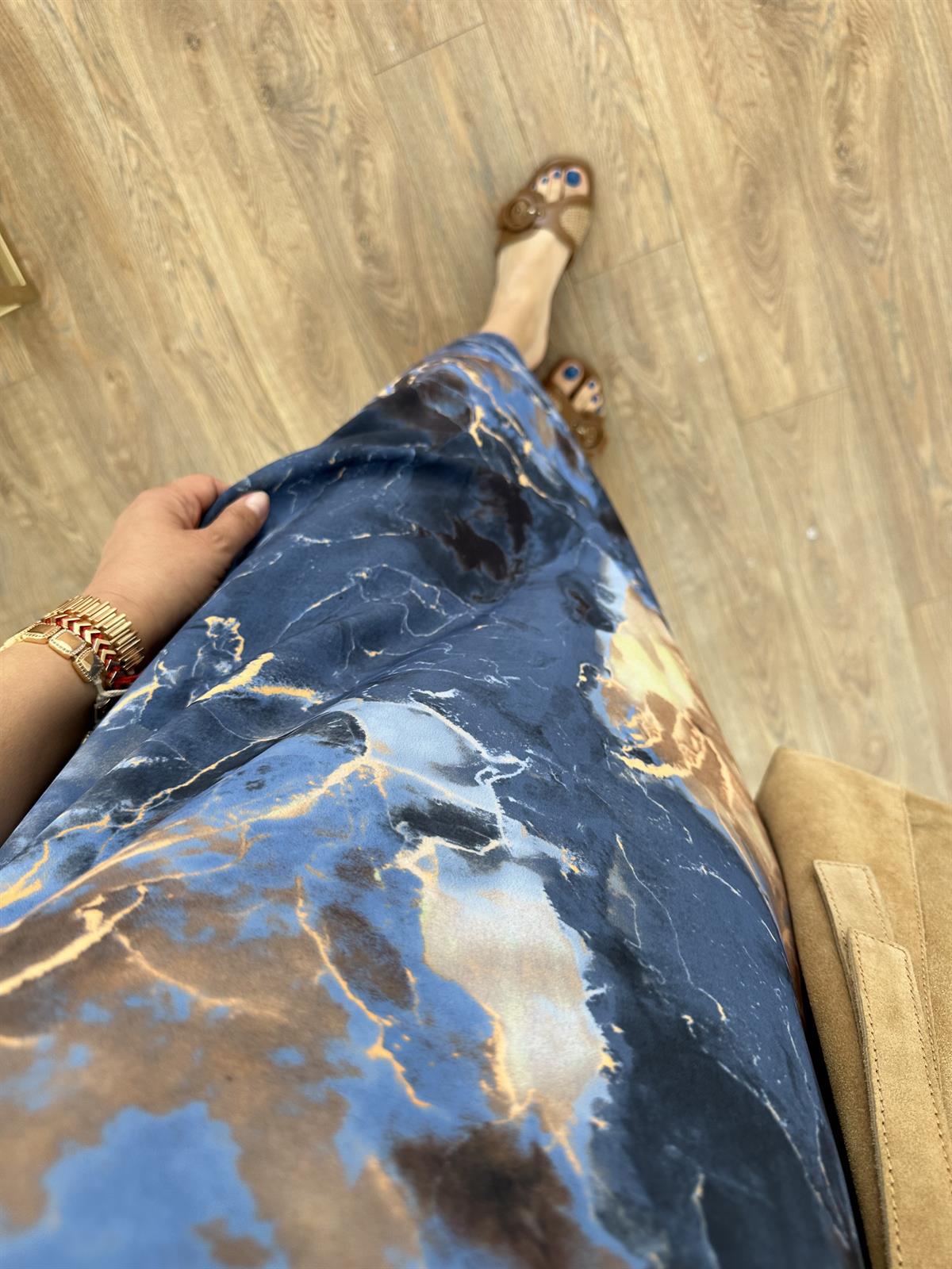 Mavi Desenli Yandan Yırtmaçlı Elbise