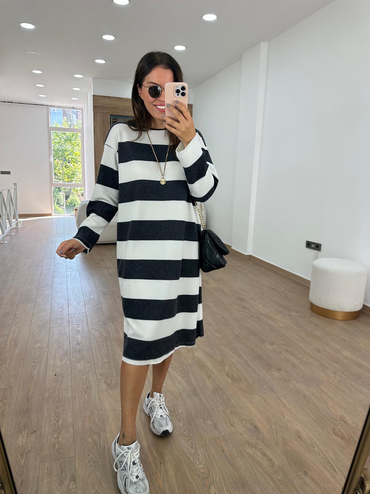 Kalın Çizgili Yumuşacık Dokuda Salaş Elbise - Siyah