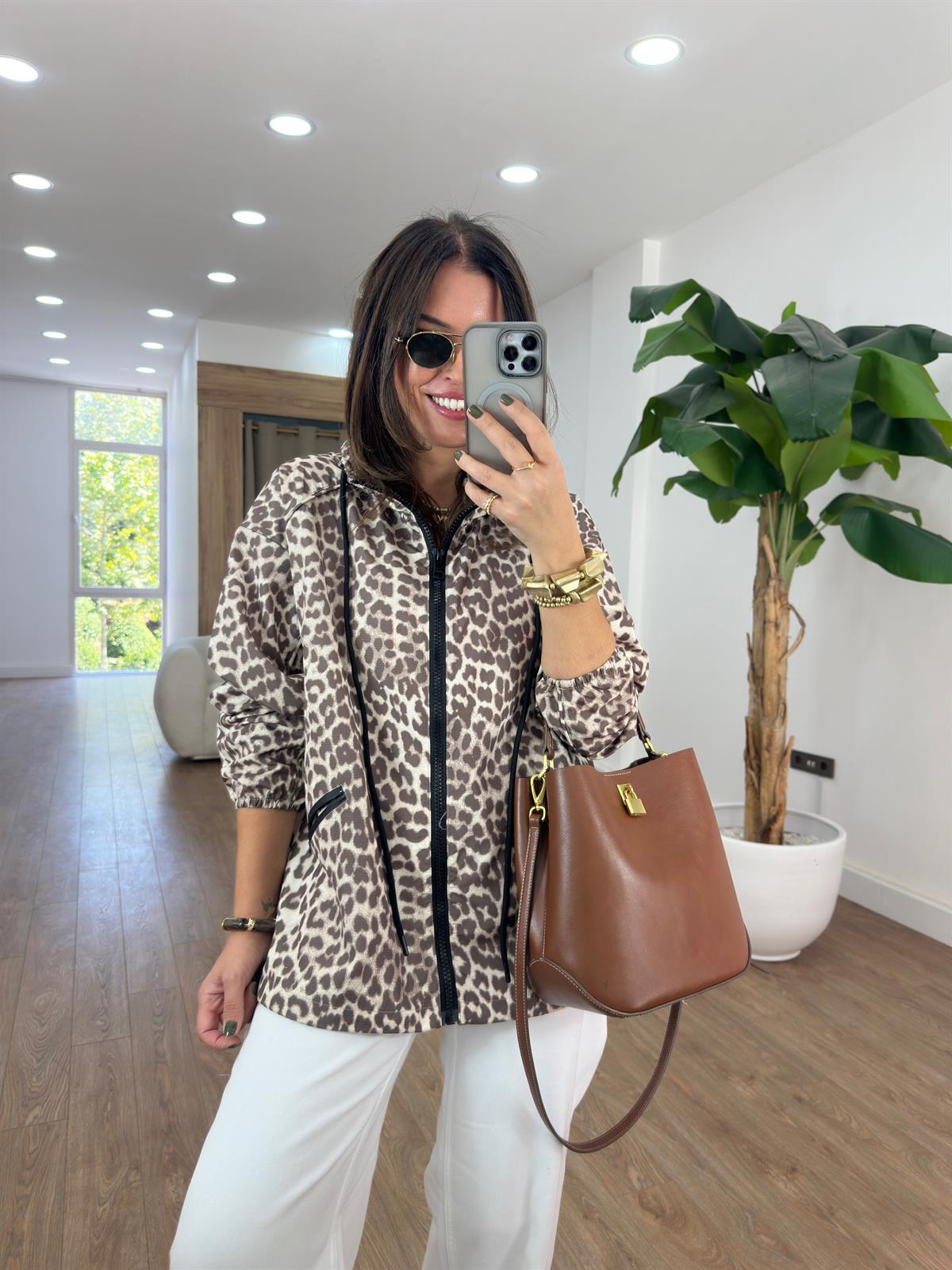 Kapüşonlu Leopar Desen Yağmurluk 