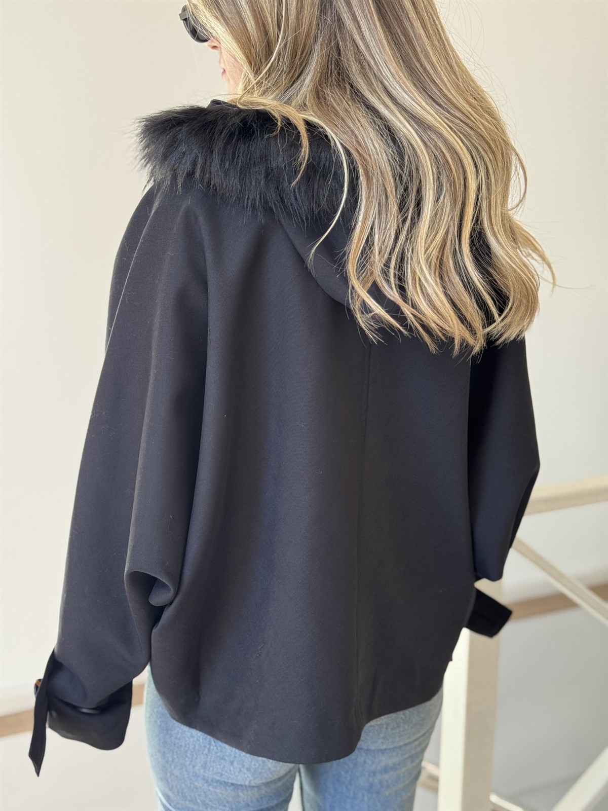 Kapüşonu Kürklü Tasarım Trenç - Siyah