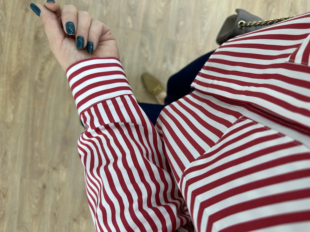 Kırmızı Çizgili Cepleri Verev Gömlek