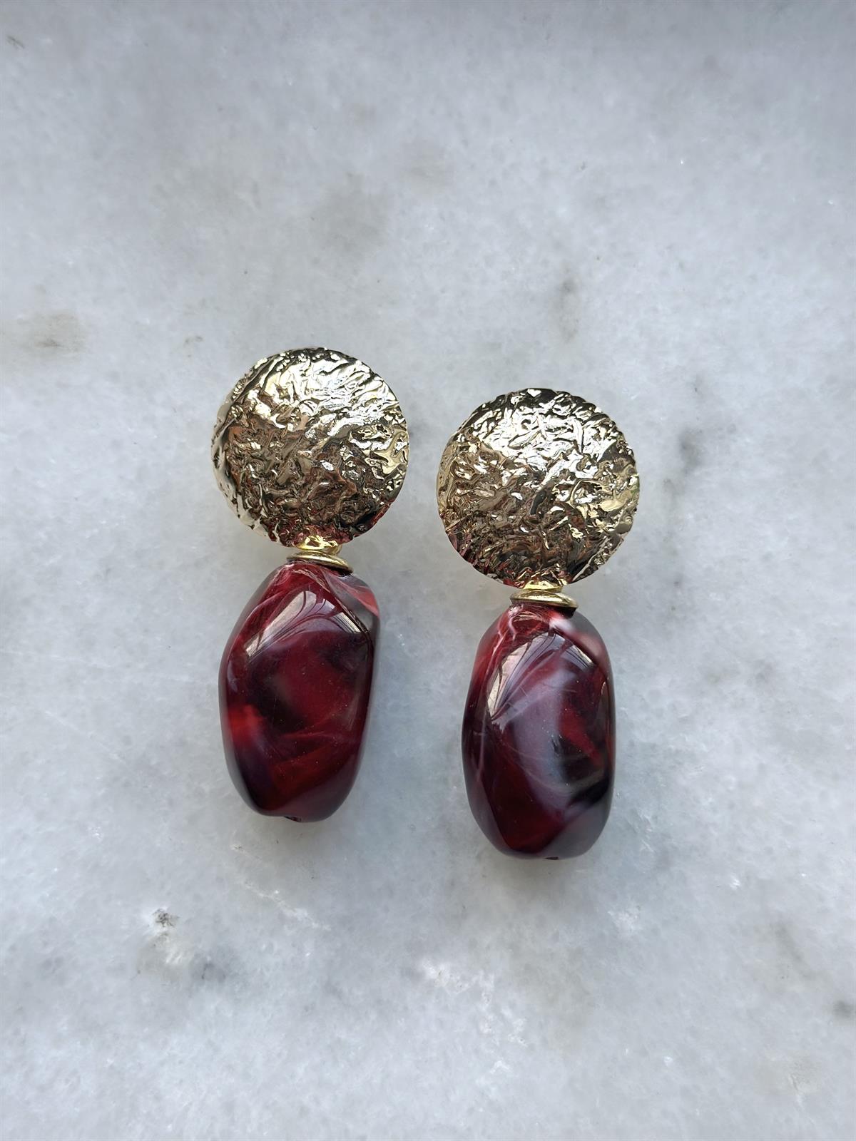 Kırmızı Otantik Taşlı Gold Oval Plaka Küpe