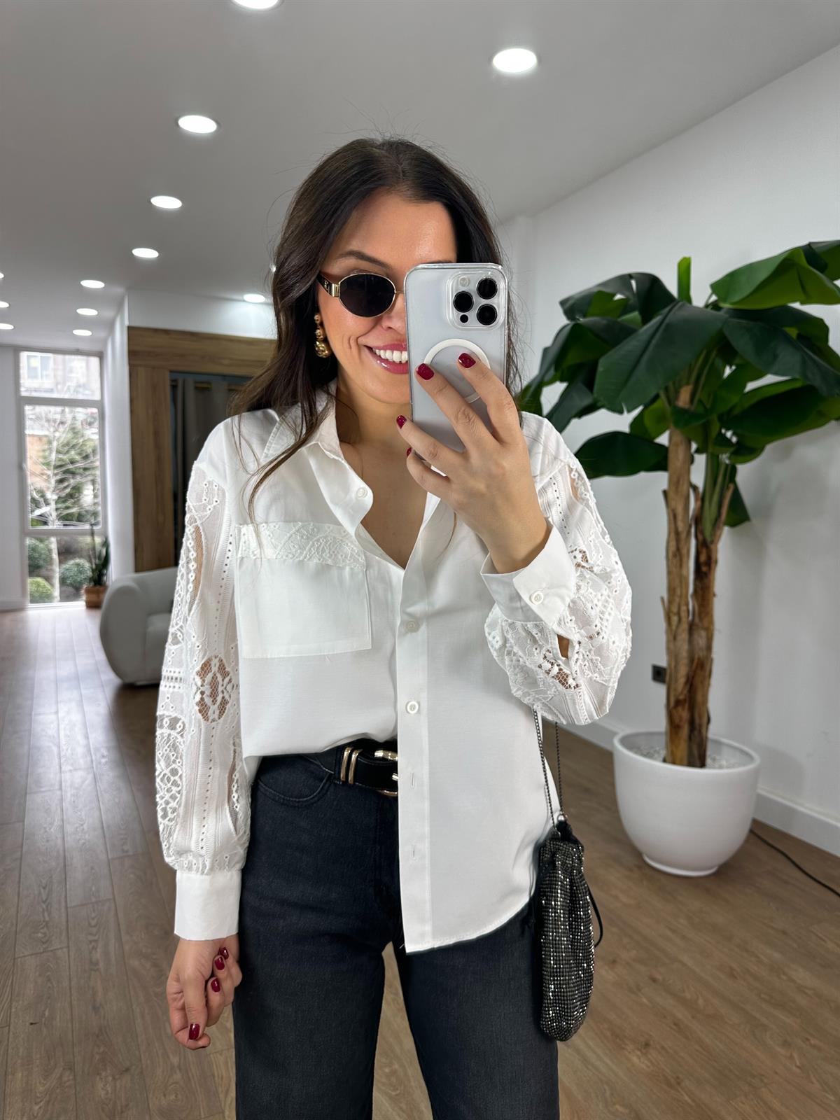 Kolları Dantel Detaylı Gömlek - Beyaz