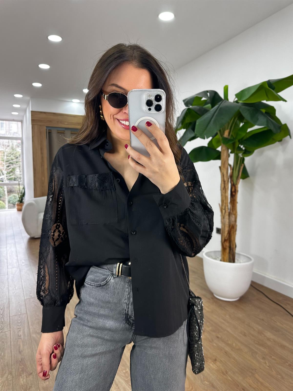 Kolları Dantel Detaylı Gömlek - Siyah