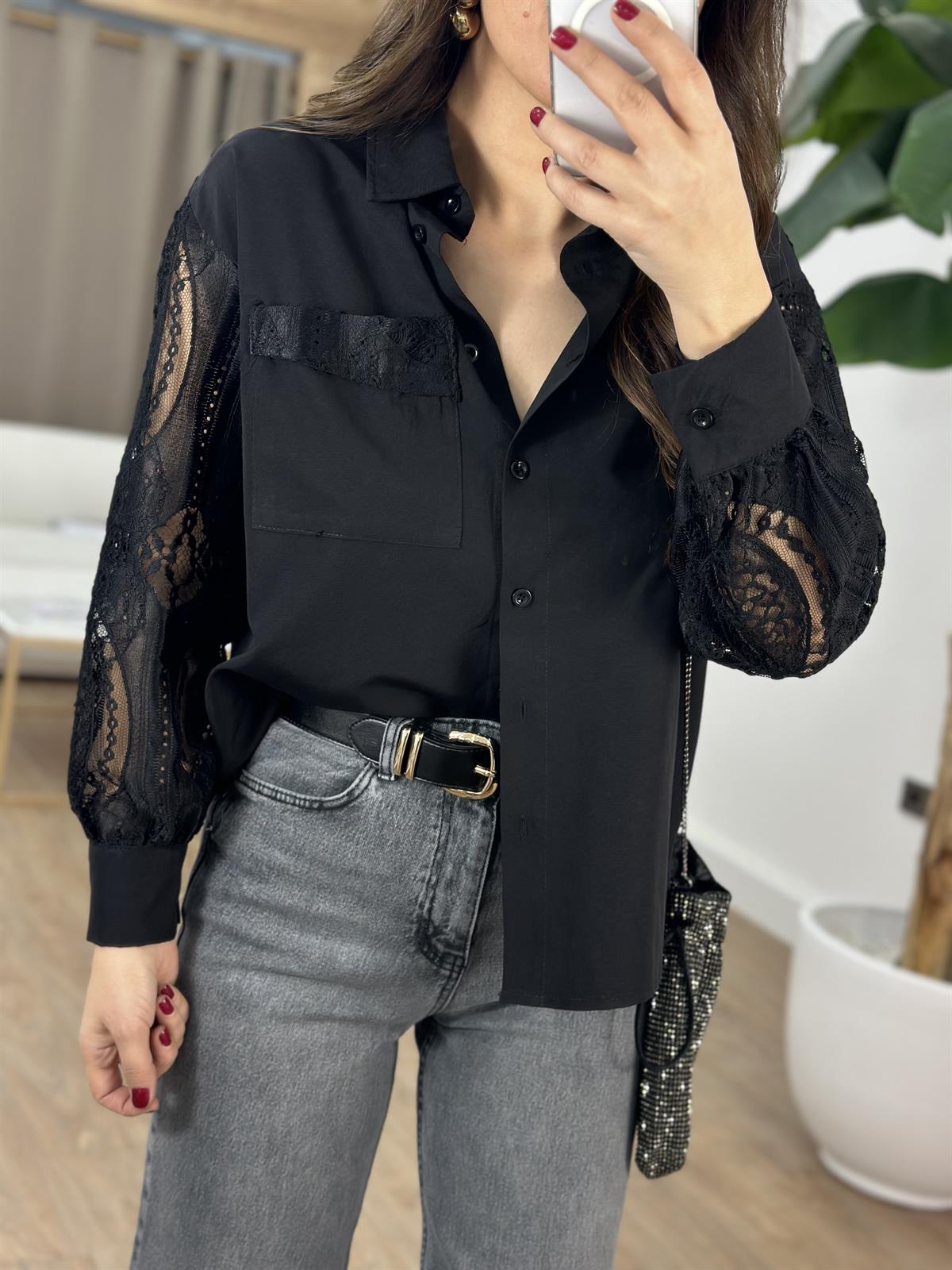 Kolları Dantel Detaylı Gömlek - Siyah