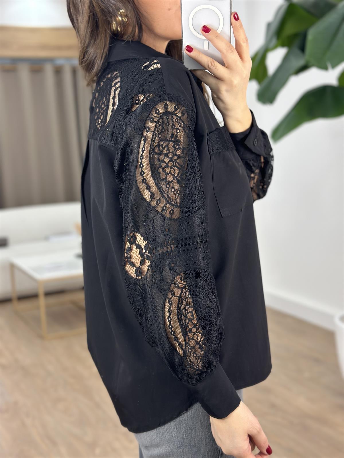 Kolları Dantel Detaylı Gömlek - Siyah