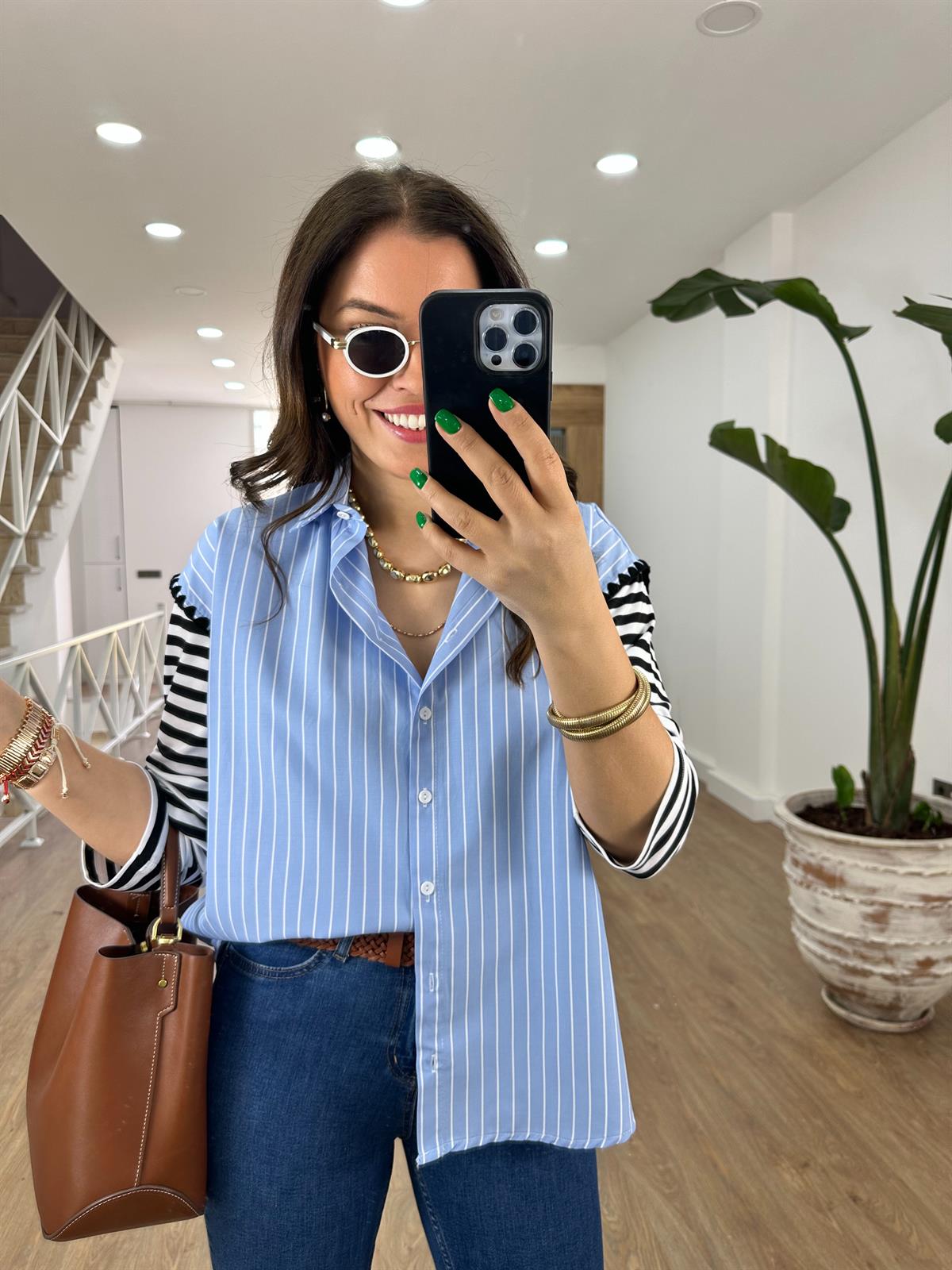 Kolları Nakışlı Çizgili Gömlek