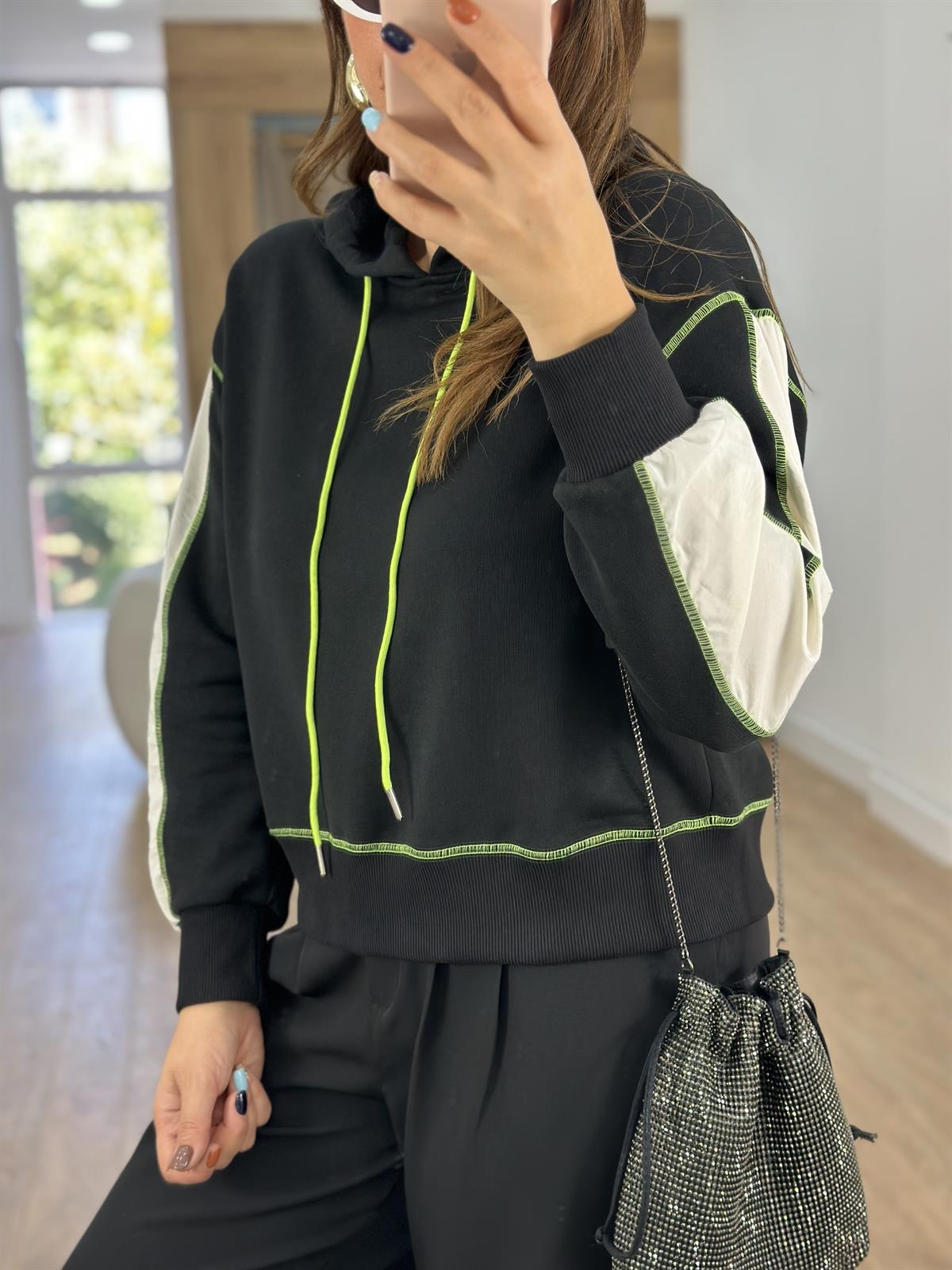 Kolları Paraşüt Detaylı Neon Bağcıklı Sweatshirt-Siyah