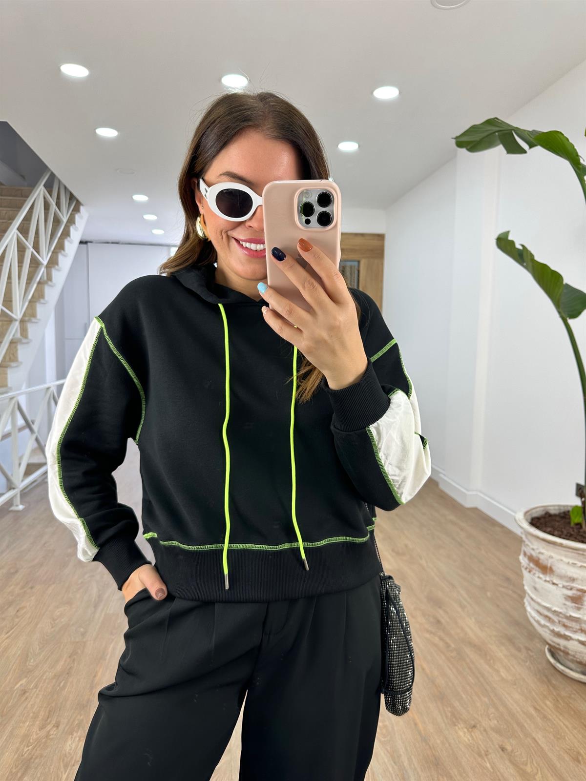 Kolları Paraşüt Detaylı Neon Bağcıklı Sweatshirt-Siyah