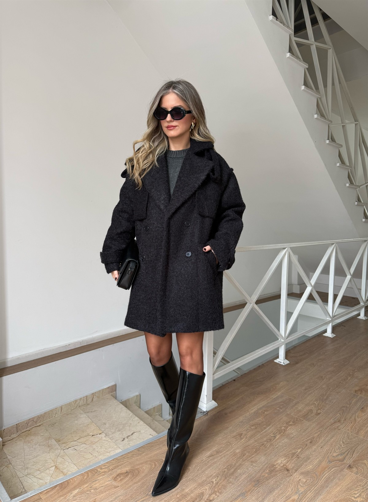 Kruvaze Yaka Kuşaklı Buklet Kaban - Siyah