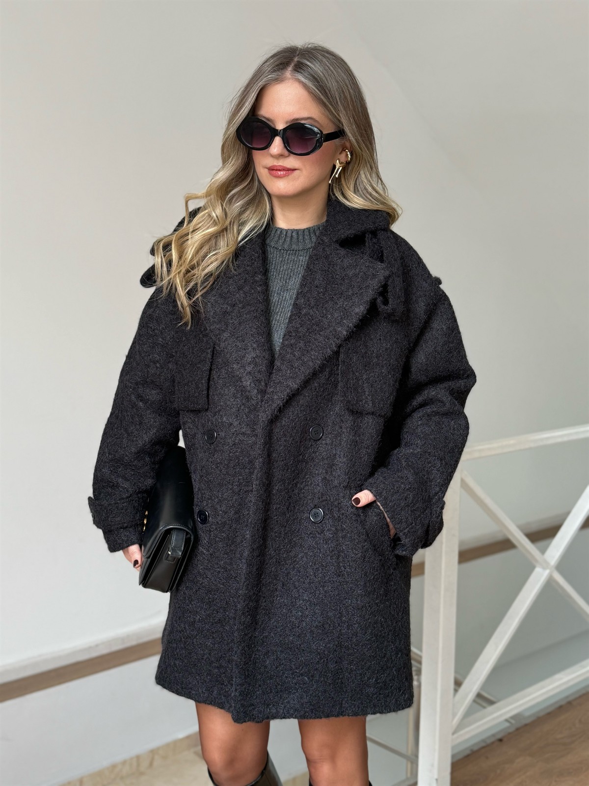 Kruvaze Yaka Kuşaklı Buklet Kaban - Siyah