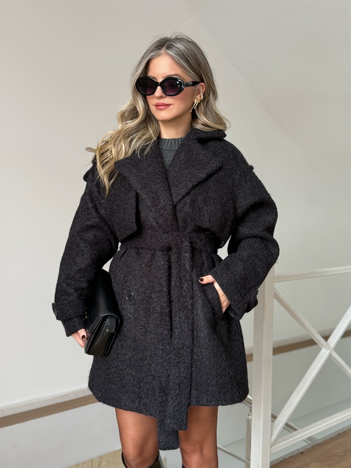 Kruvaze Yaka Kuşaklı Buklet Kaban - Siyah