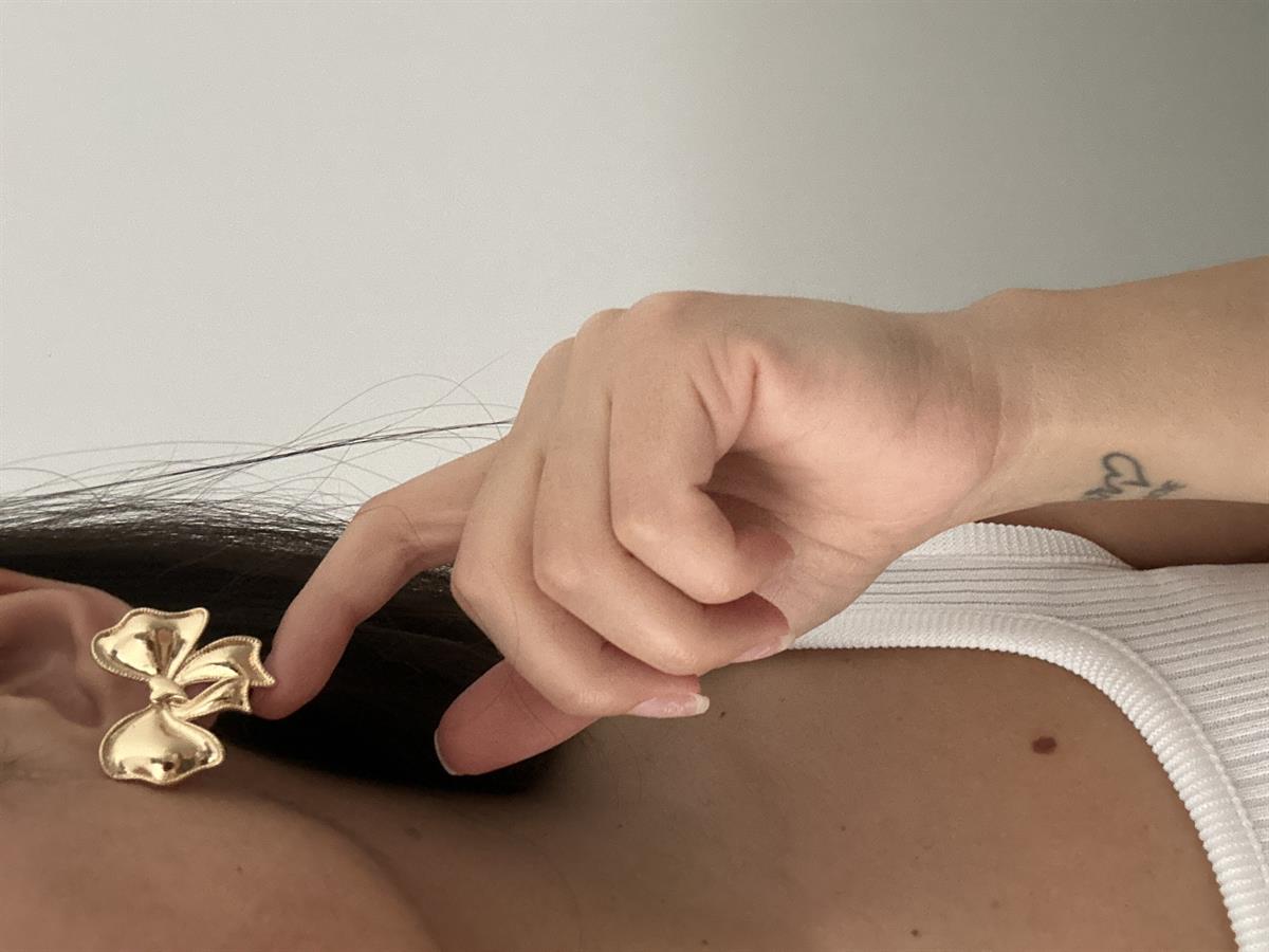 Küçük Fiyonk Tasarım Gold Küpe 3cm