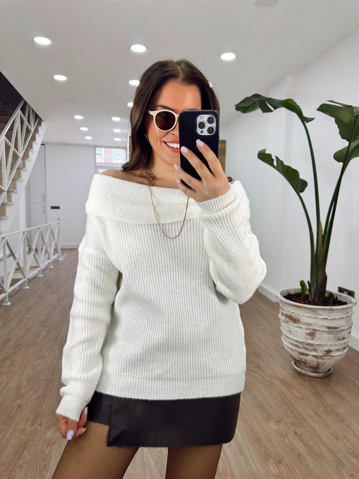 Madonna Yaka Önü Tokalı Kazak-Ekru