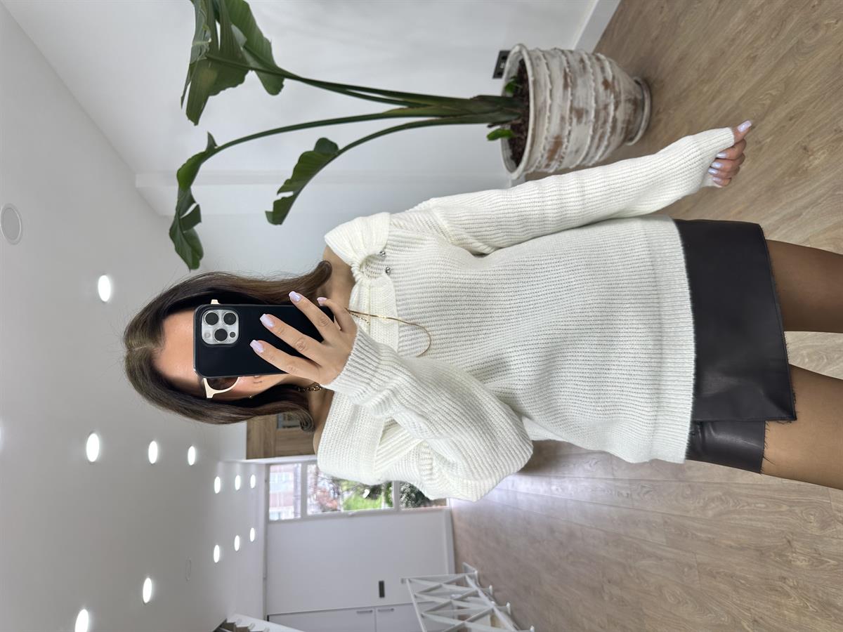 Madonna Yaka Önü Tokalı Kazak-Ekru