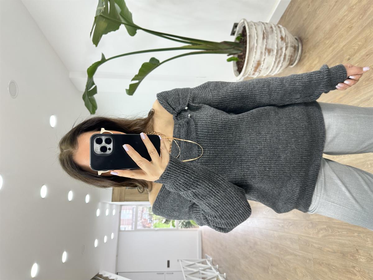 Madonna Yaka Önü Tokalı Kazak-Gri