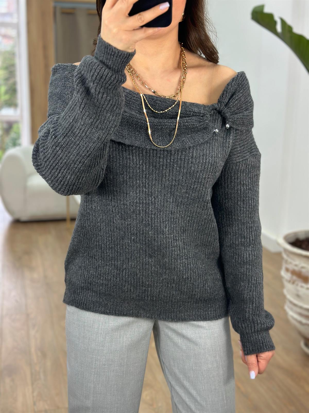 Madonna Yaka Önü Tokalı Kazak-Gri