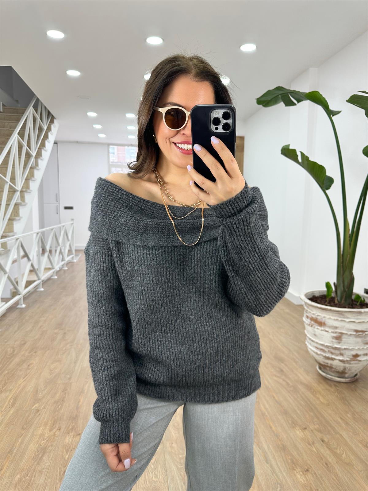 Madonna Yaka Önü Tokalı Kazak-Gri