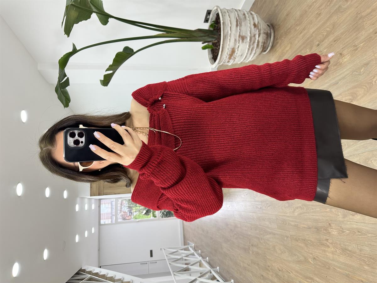 Madonna Yaka Önü Tokalı Kazak-Kırmızı