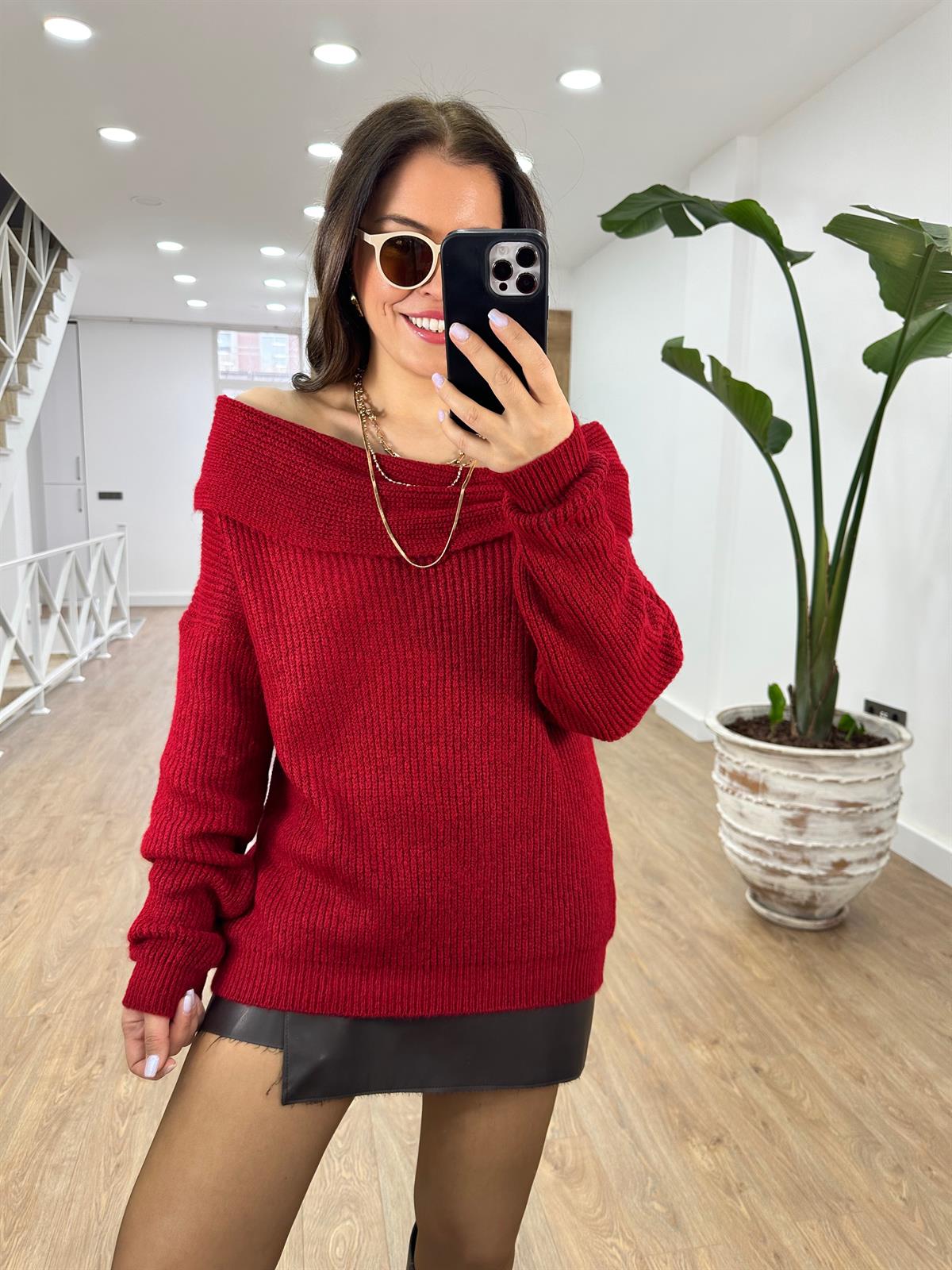 Madonna Yaka Önü Tokalı Kazak-Kırmızı