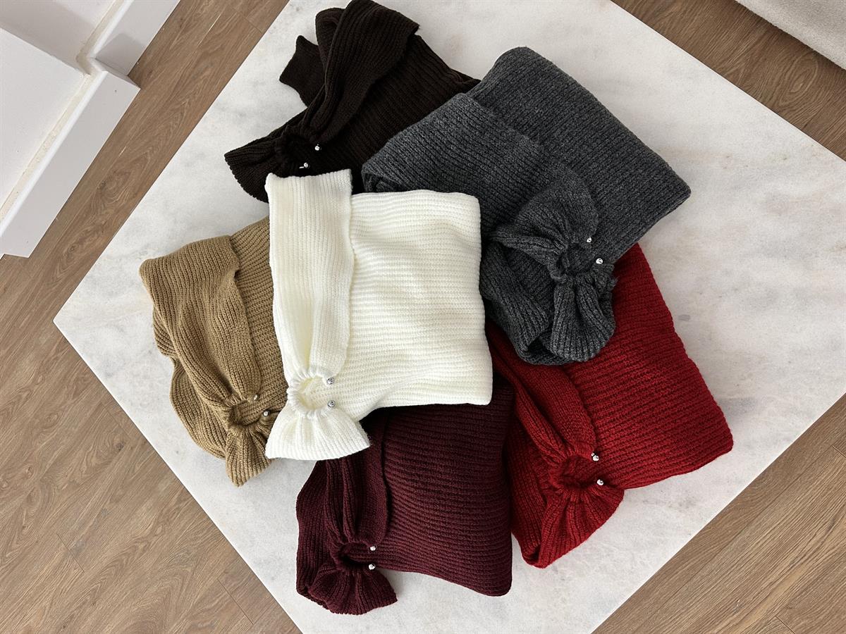 Madonna Yaka Önü Tokalı Kazak-Kırmızı