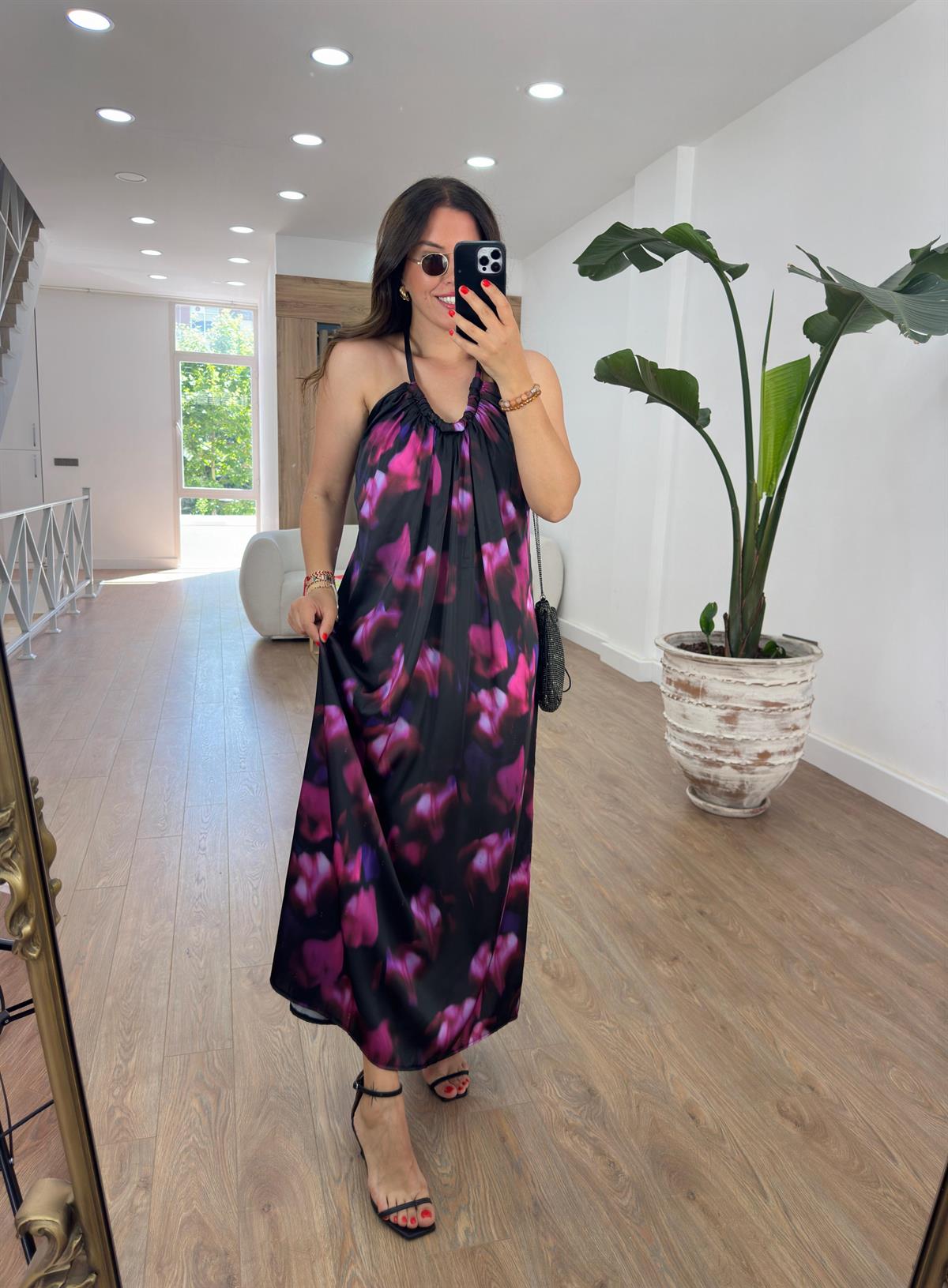 Marka Model Boyun Detaylı Elbise