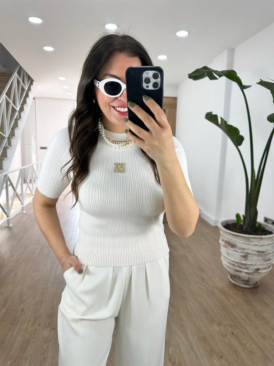 Marka Model Broşlu Triko-Beyaz