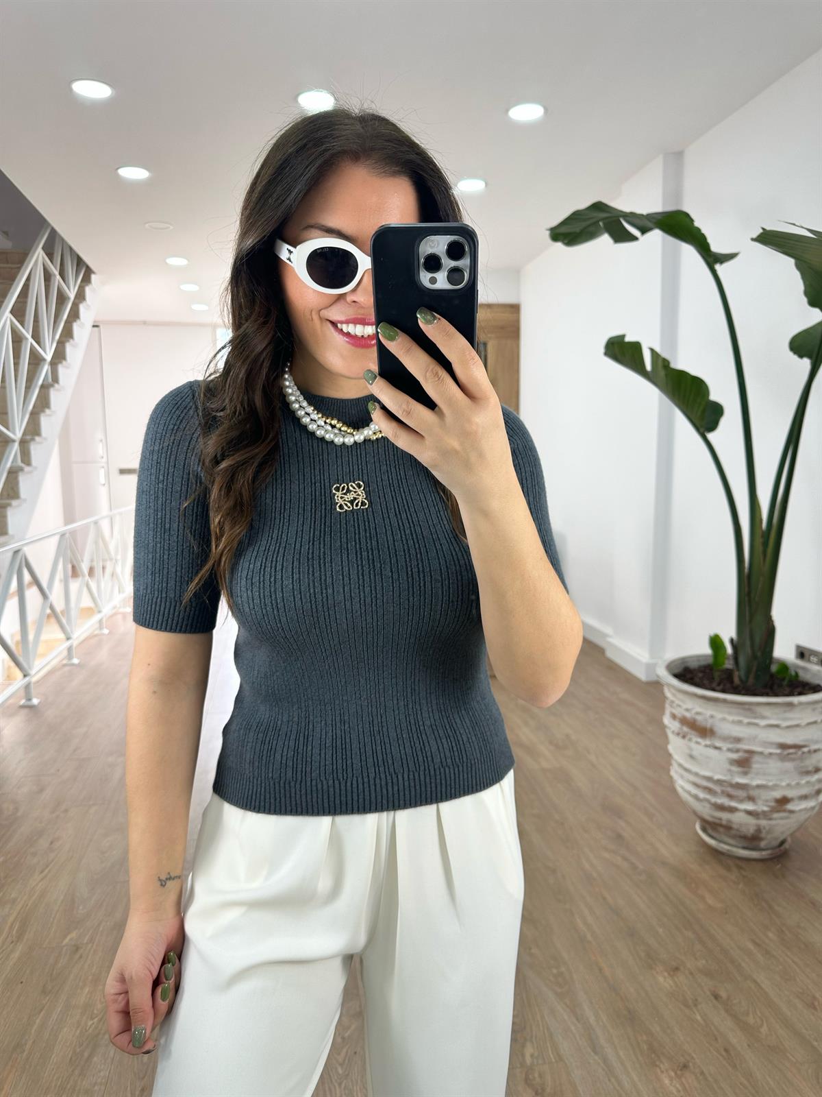 Marka Model Broşlu Triko-Füme