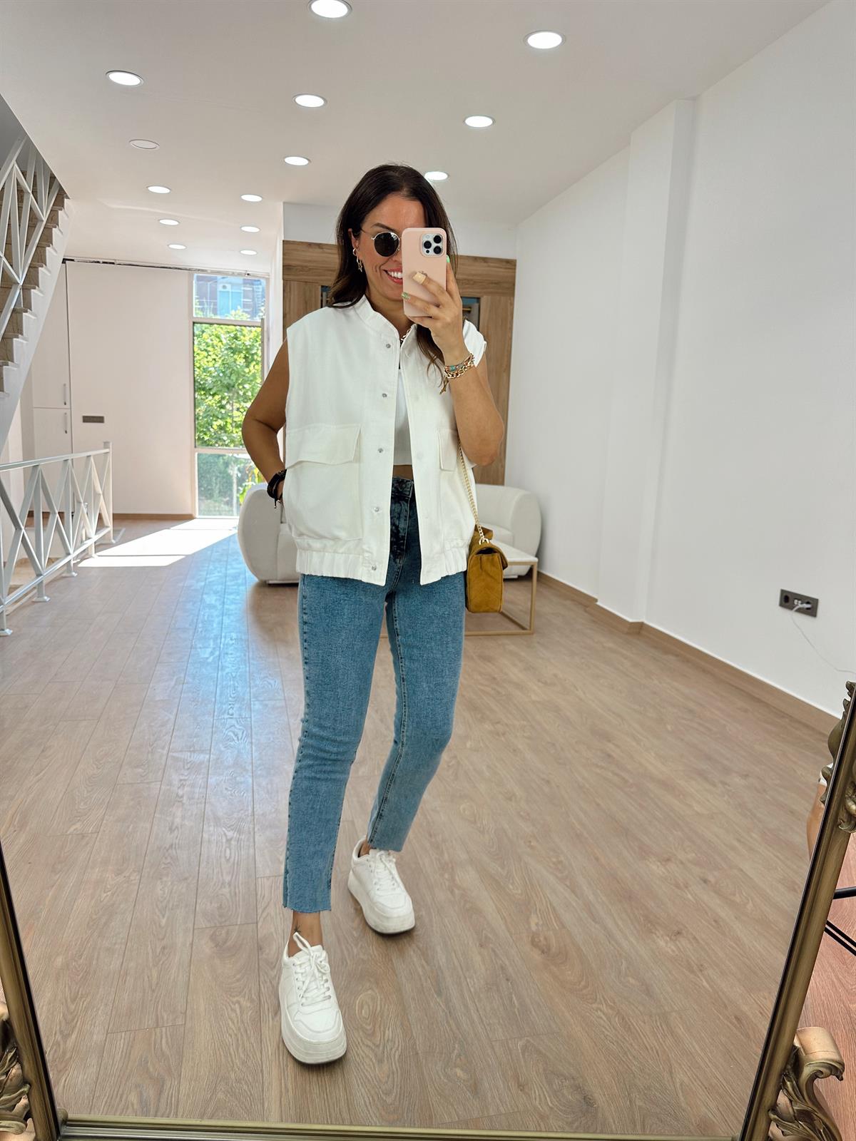 Marka Model Önü Çıtçıtlı Yelek-Beyaz