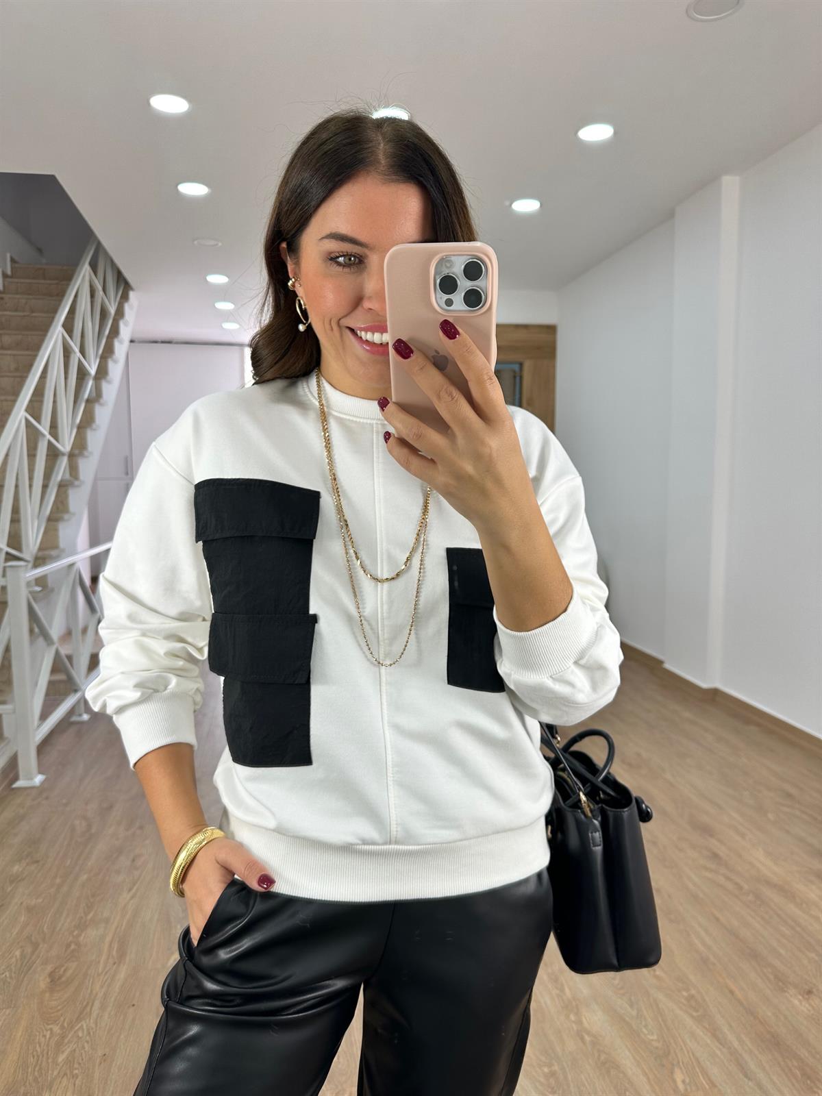 Marka Model Siyah Cep Detaylı Sweatshirt