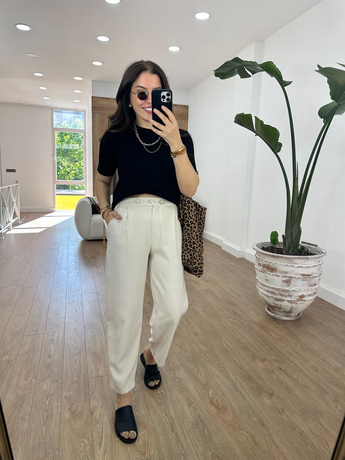 Marka Model Taş Düğmeli Tensel Pantolon-Krem