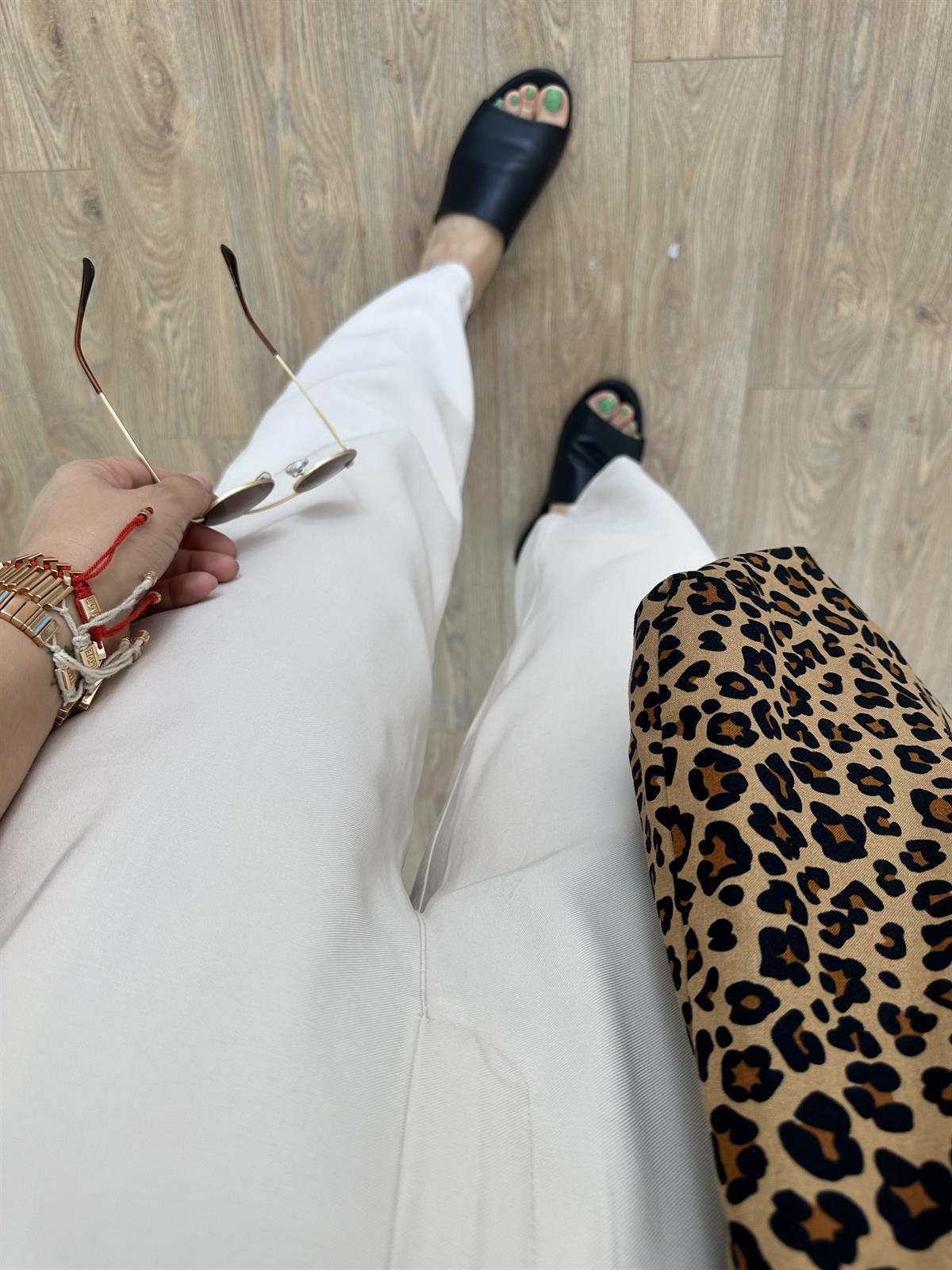 Marka Model Taş Düğmeli Tensel Pantolon-Krem